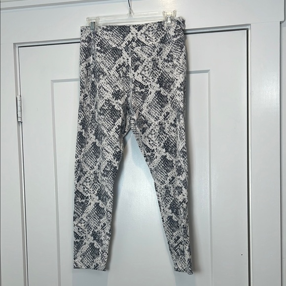 PINK SPORT Black and White Snakeskin leggings size large. - Picture 4 of 8